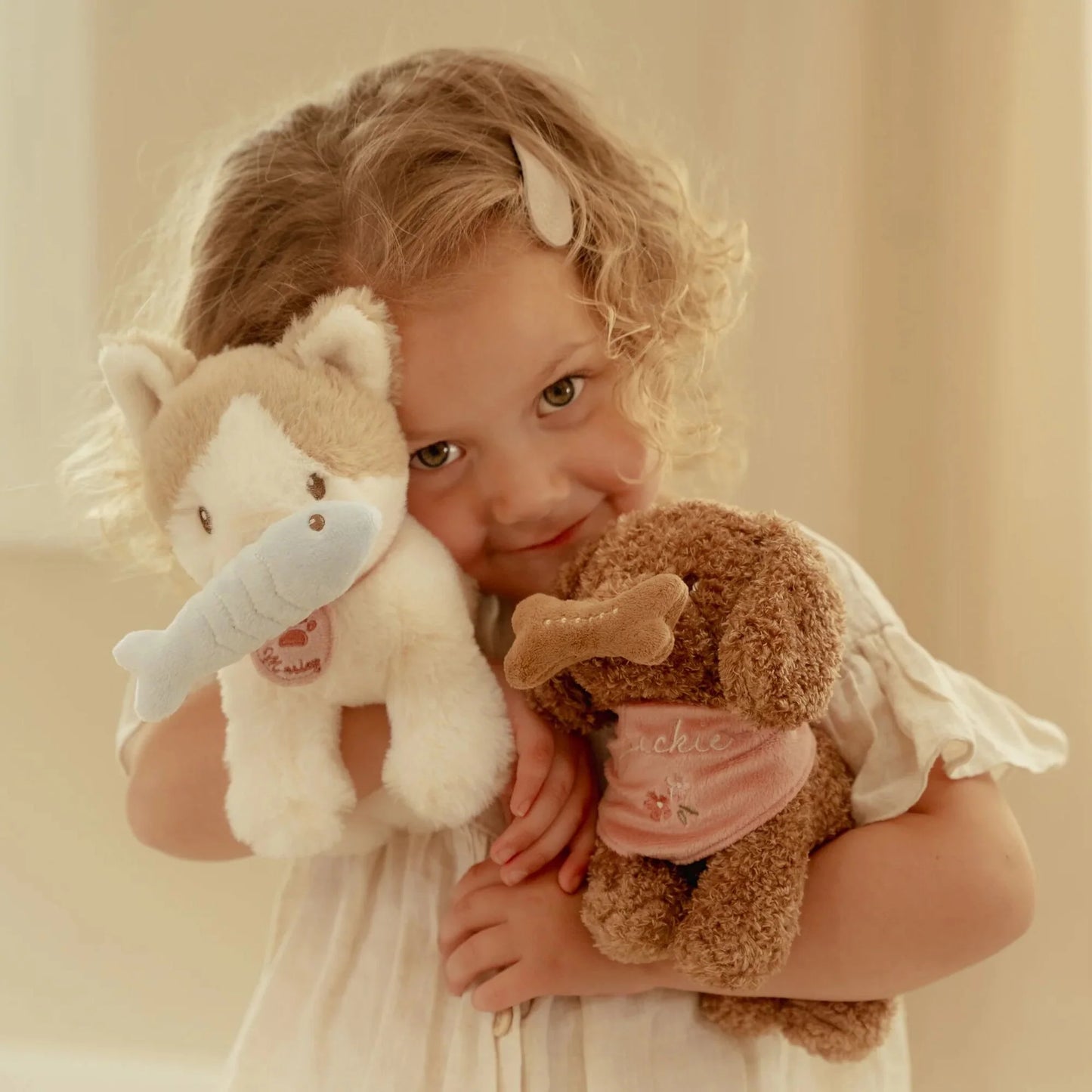 Chien en peluche dans un sac – Rose – Essentials