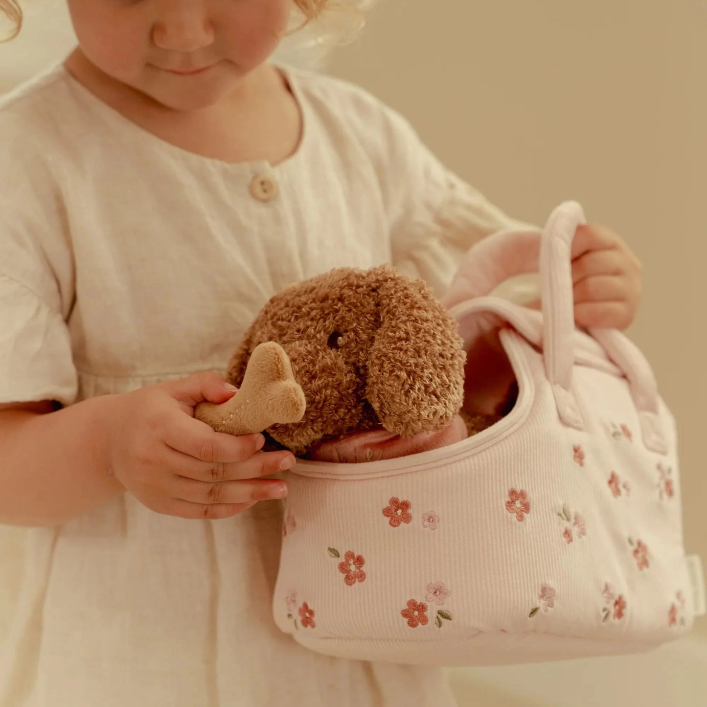 Chien en peluche dans un sac – Rose – Essentials