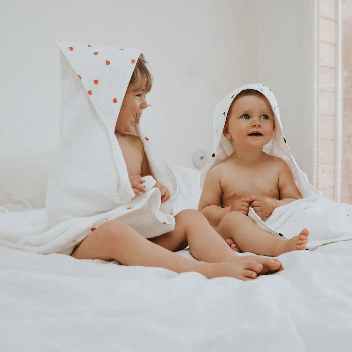 Cape de bain bébé ‘Colette’ Coeur Rouge Ecru