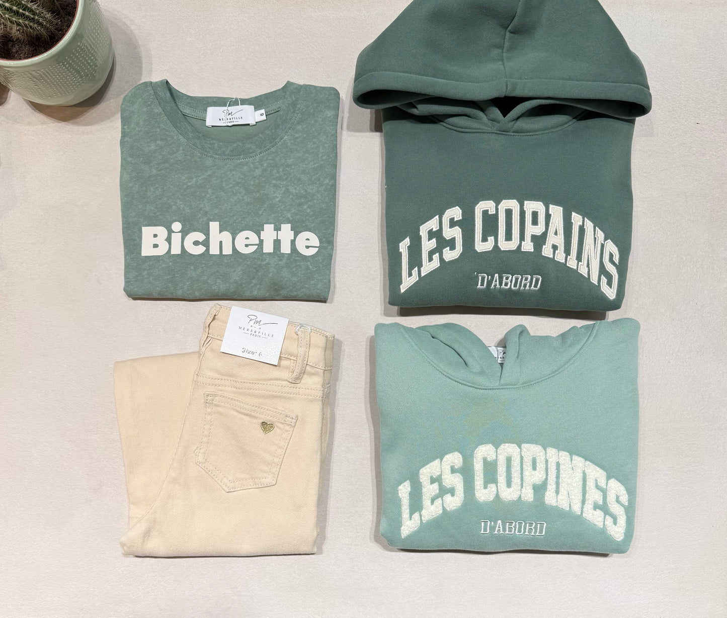 Sweat à capuche “Les copines d’abord”