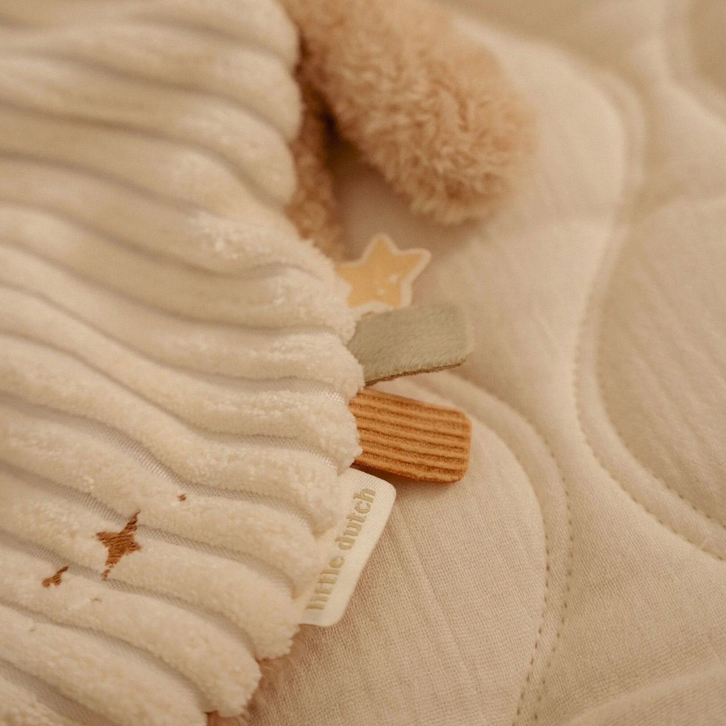 Doudou Lapin Newborn Naturals, détail du tissu et des matières