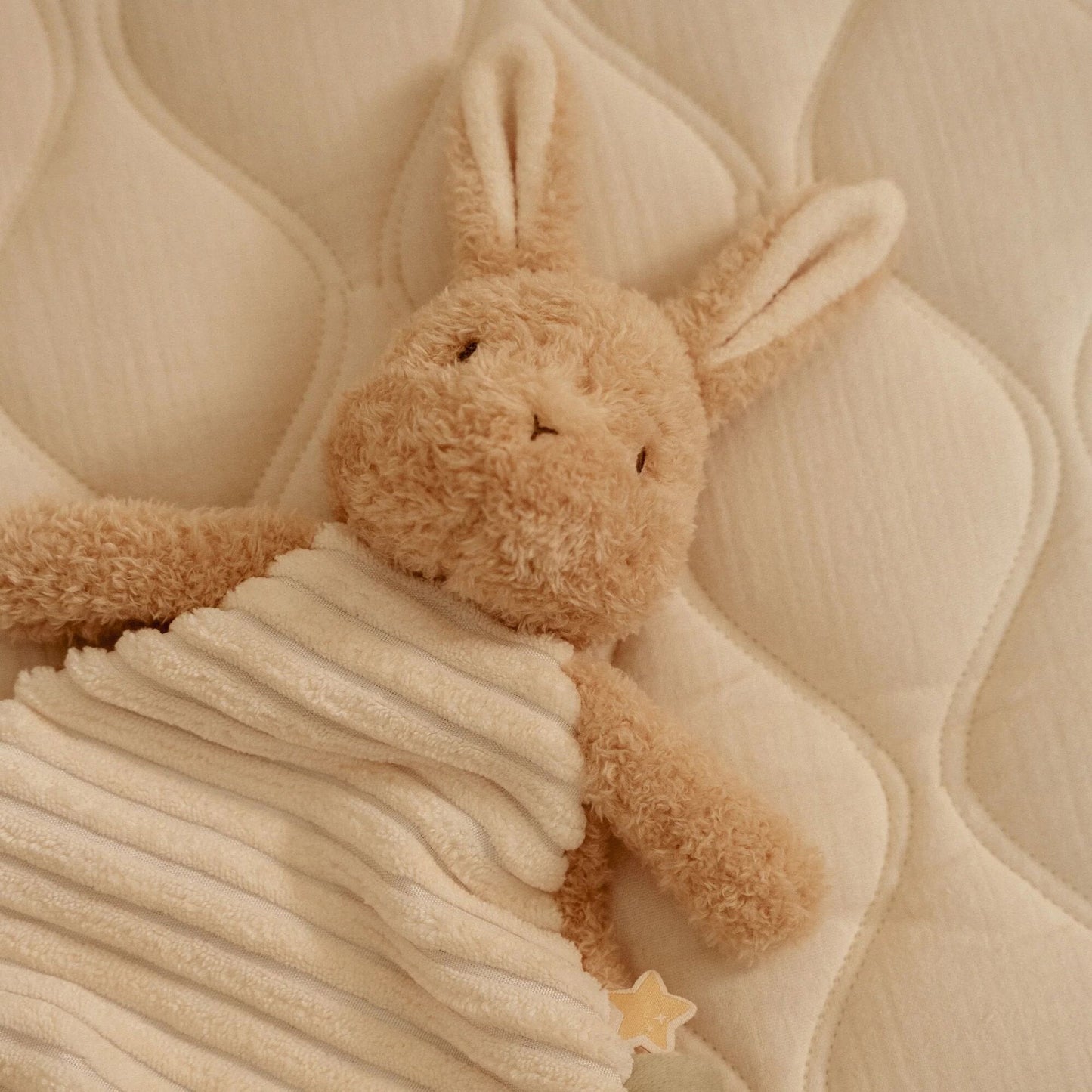 Doudou Lapin Newborn Naturals en situation d'usage