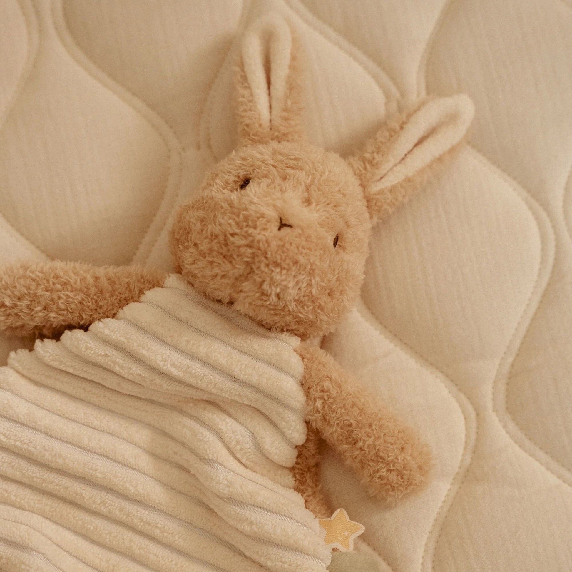 Doudou Lapin Newborn Naturals en situation d'usage