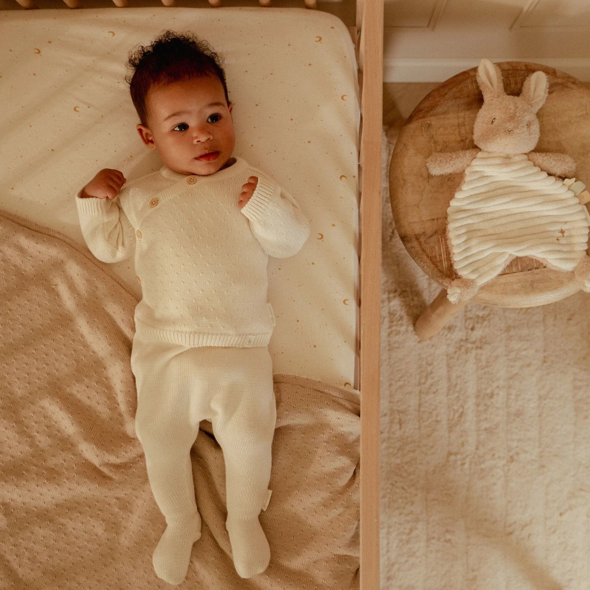 Doudou Lapin Newborn Naturals, vue des pattes à saisir
