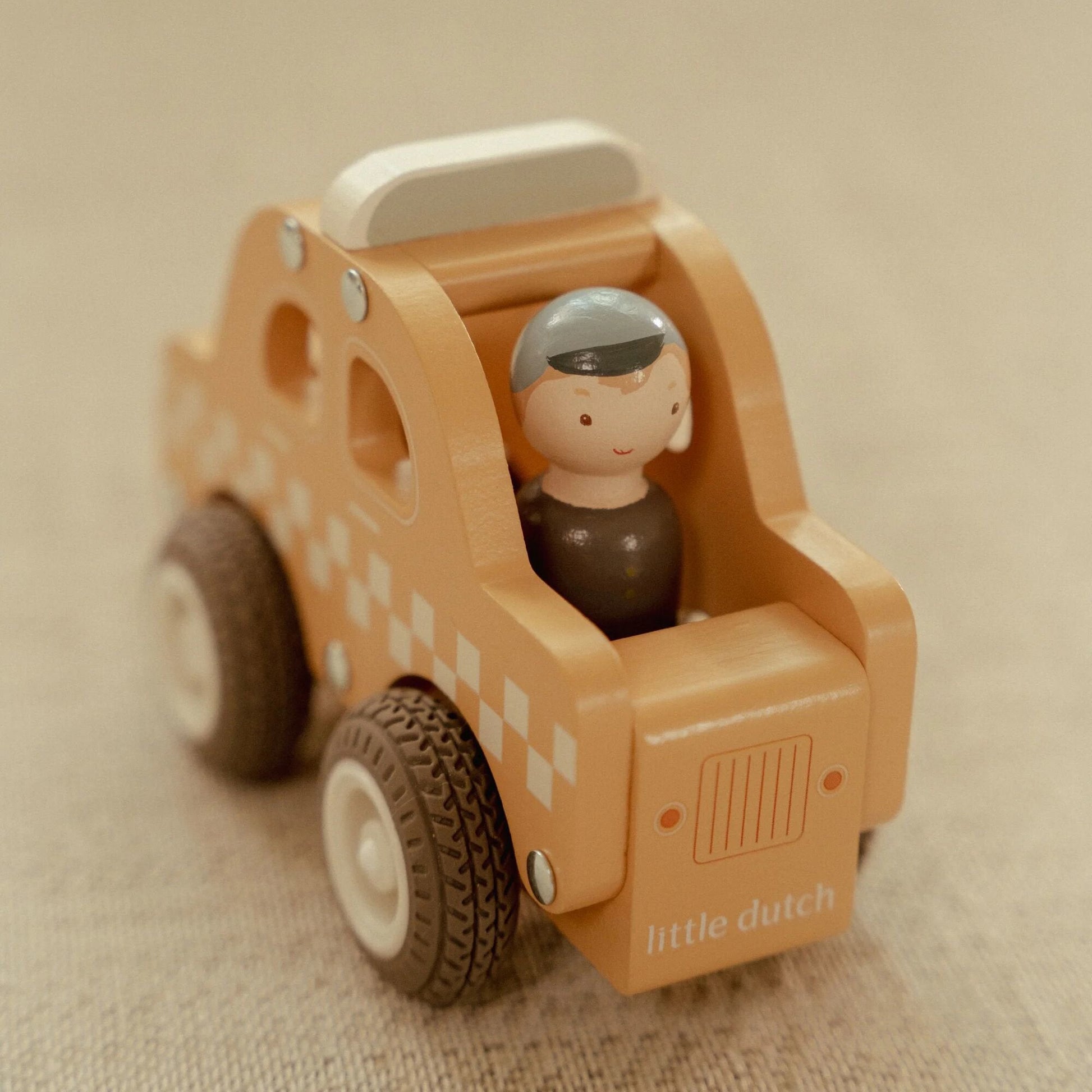 Voiture en bois Taxi Little Dutch - enfant en train de jouer