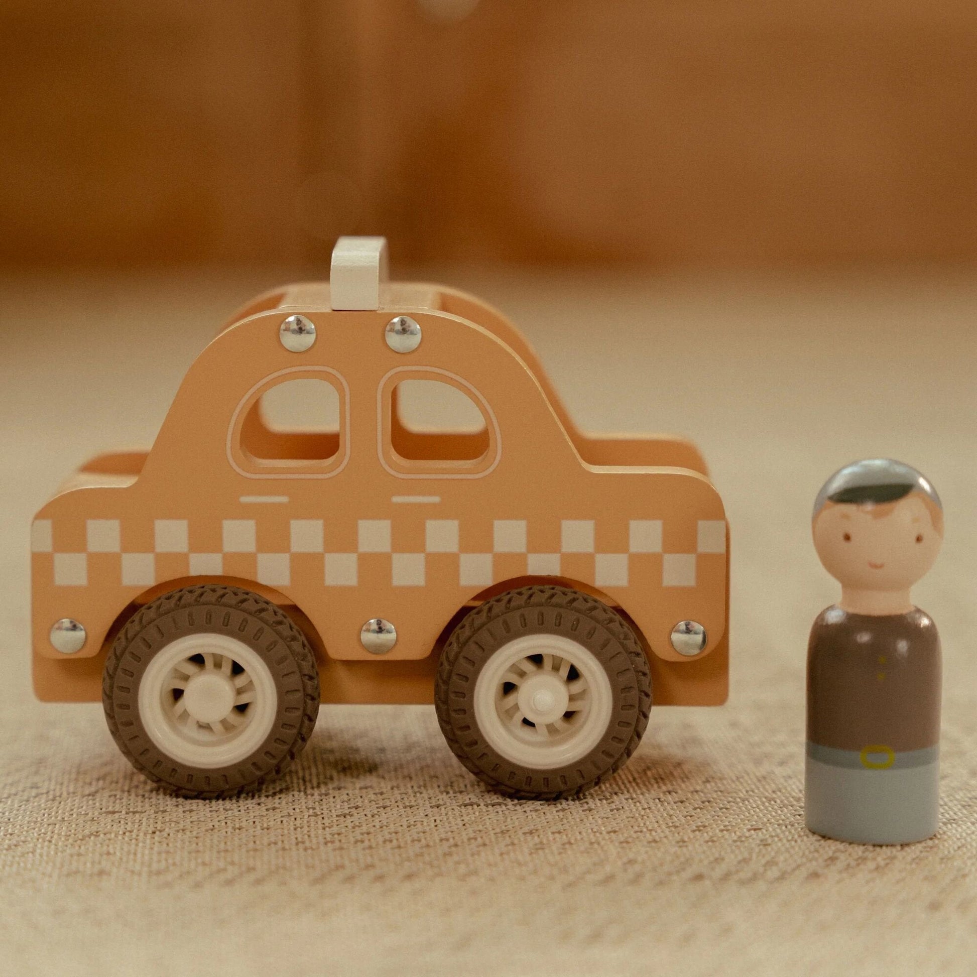Voiture en bois Taxi Little Dutch - mise en scène