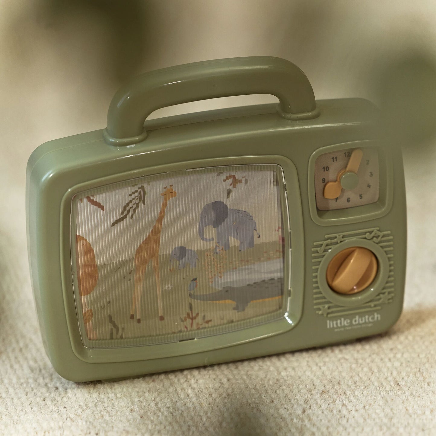 Enfant jouant avec la TV musicale Little Dutch Safari Friends
