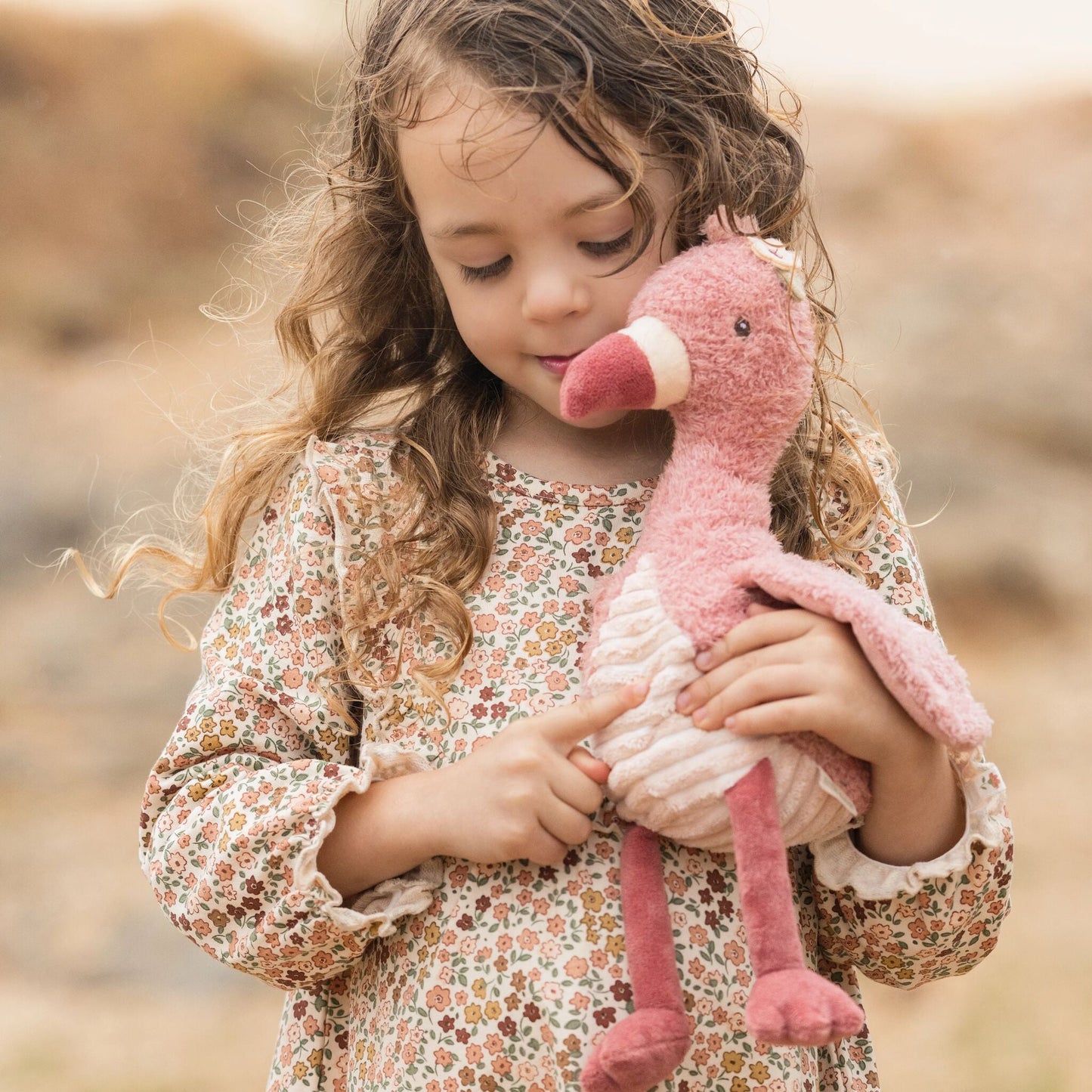 Enfant avec la peluche Flamant rose Little Dutch