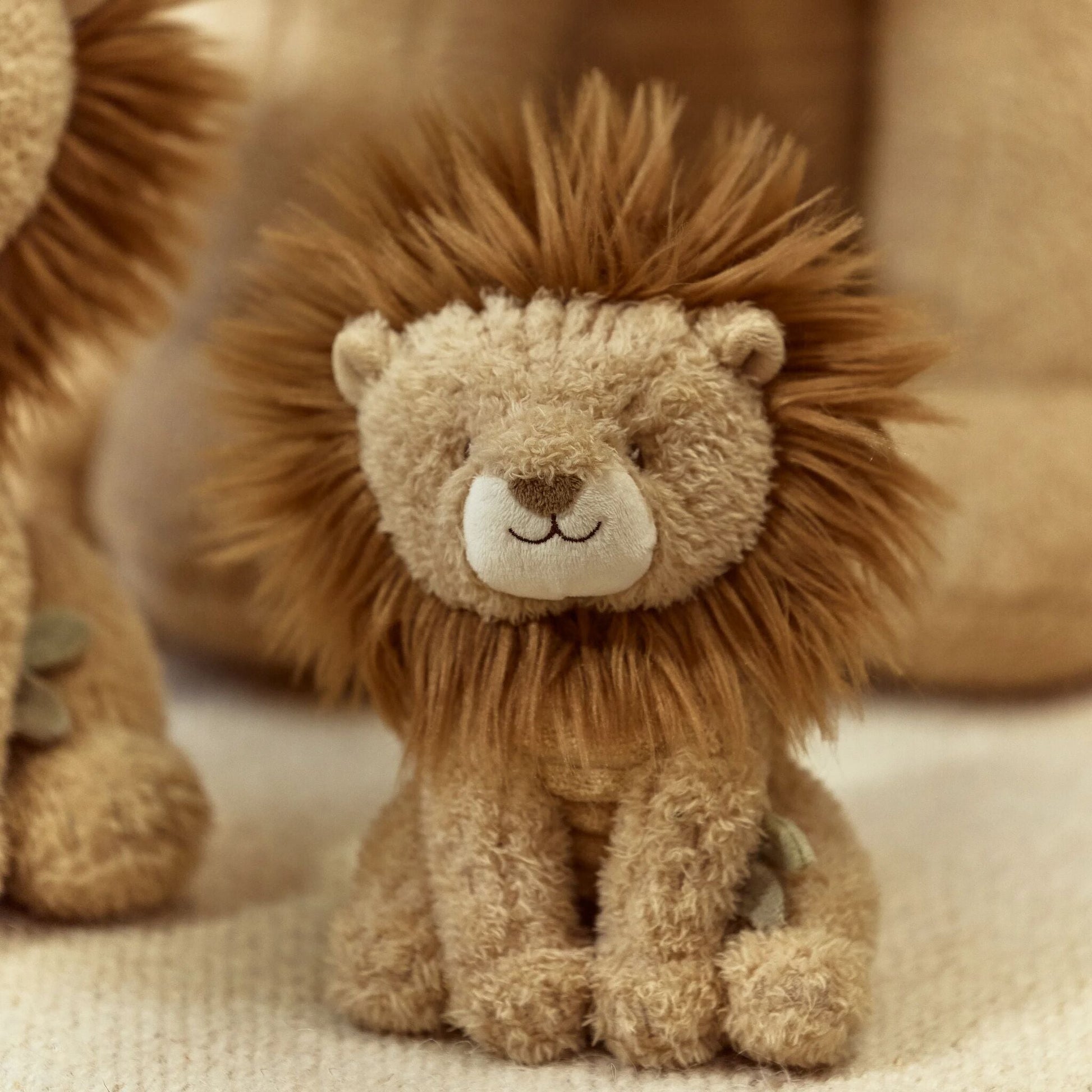 Enfant avec la peluche Lion Little Dutch Safari Friends