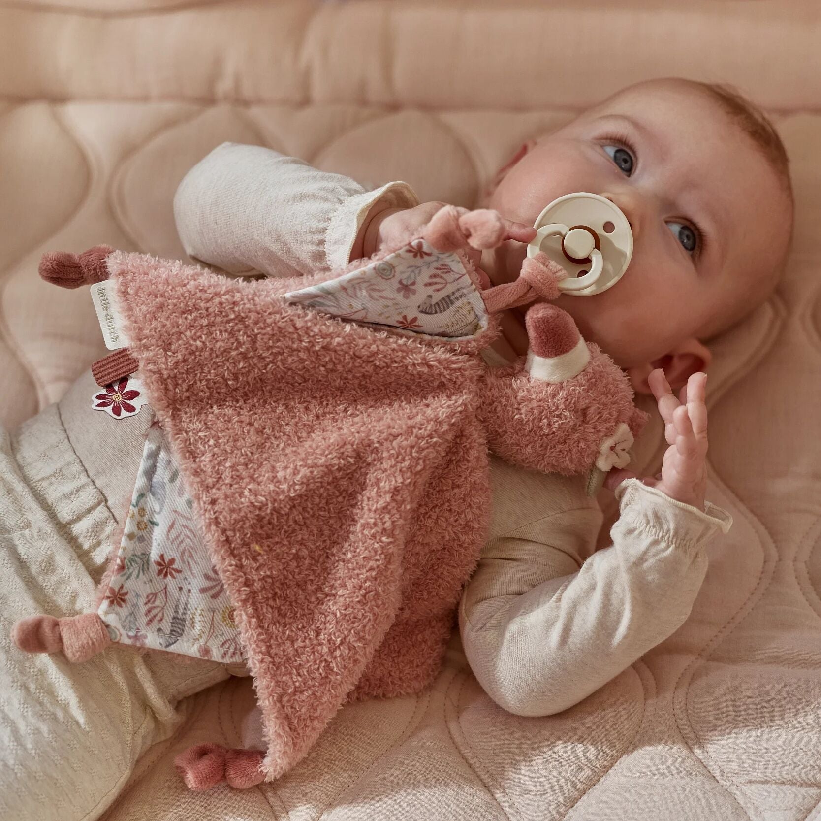 Bébé avec le doudou Flamant rose Little Dutch