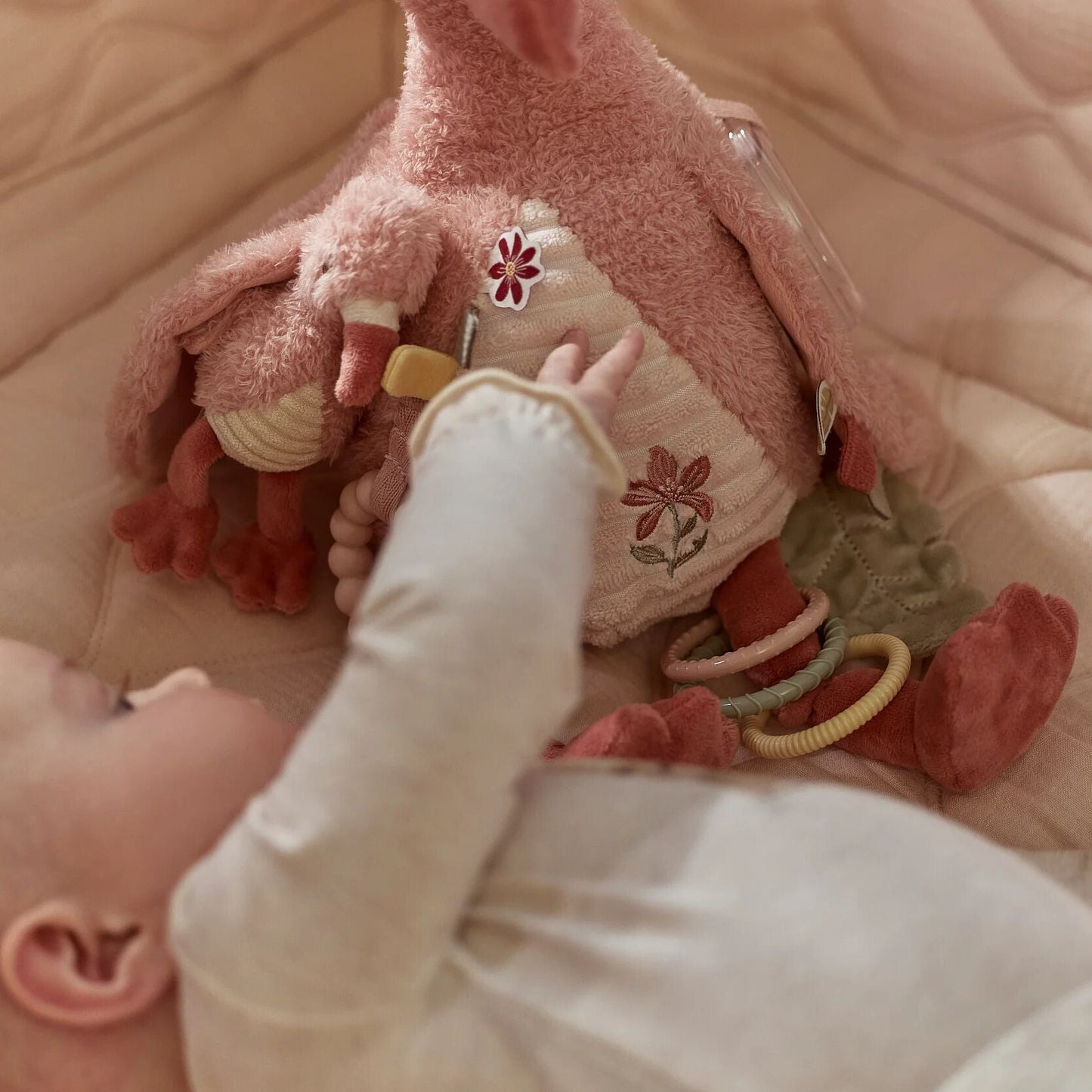 Détail anneau de dentition de la peluche Flamant rose Little Dutch