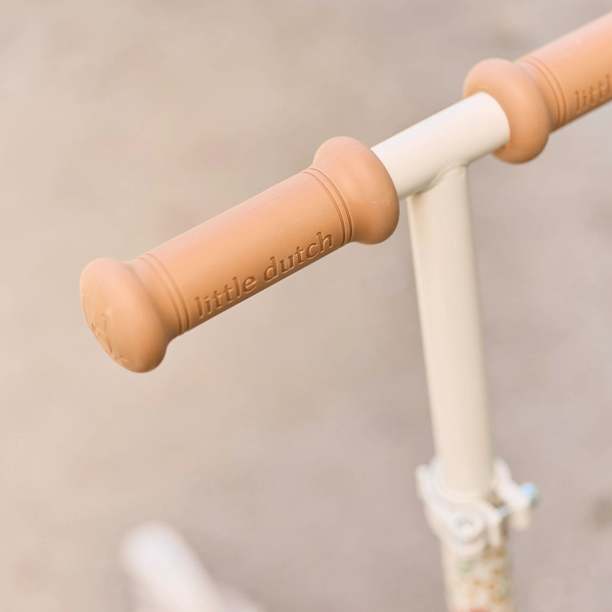 Trottinette 3 roues Little Dutch blanc cassé, vue de détail des roues