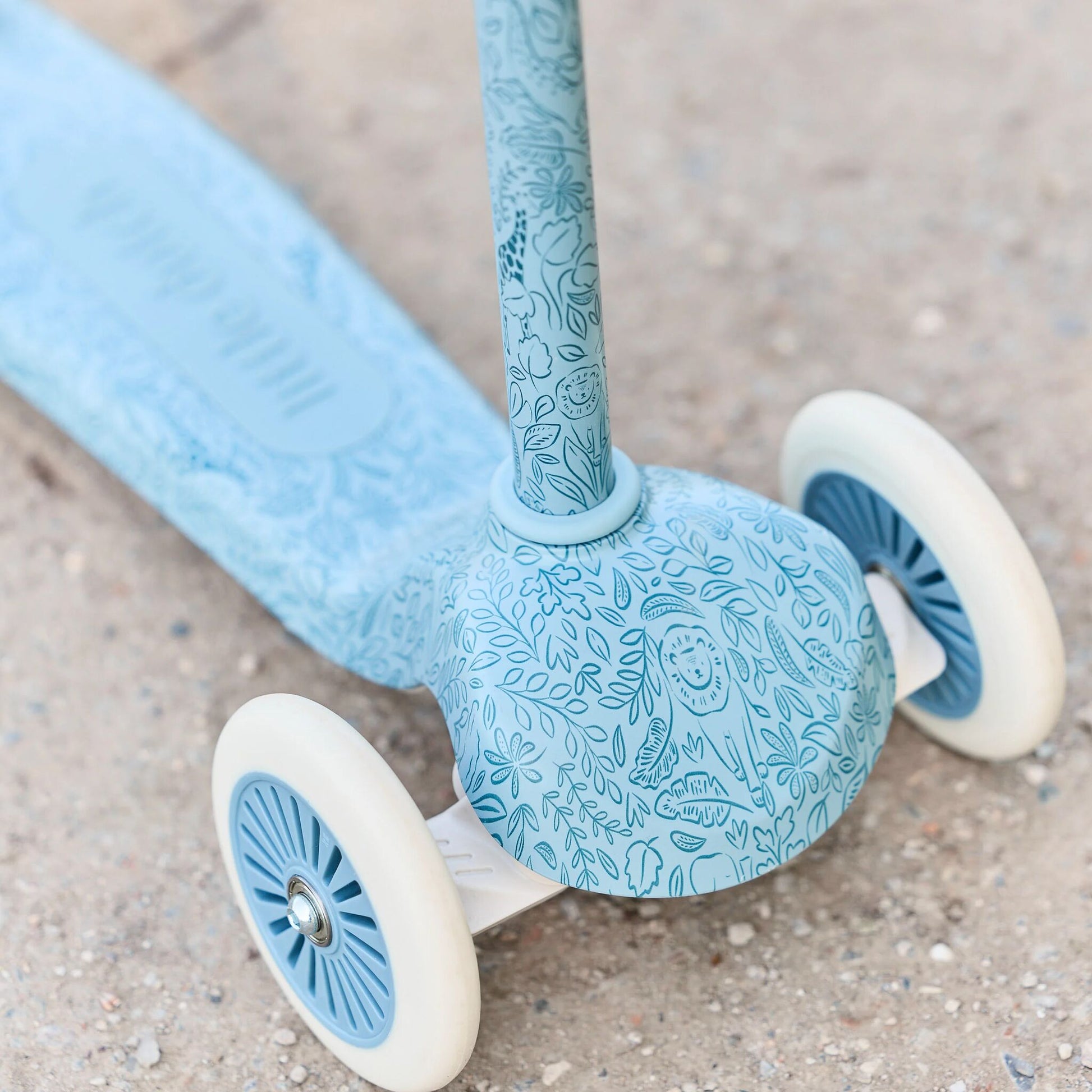 Enfant sur la trottinette 3 roues Little Dutch bleue