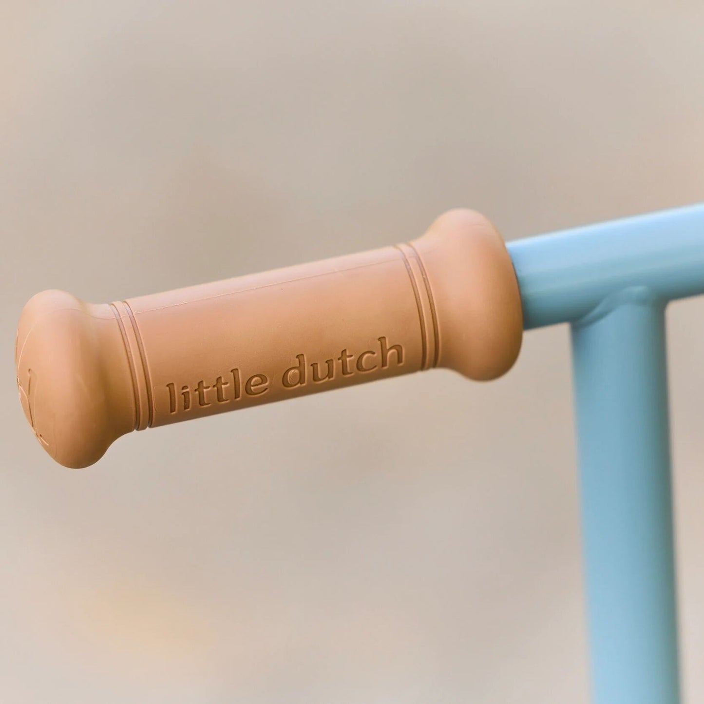 Trottinette Little Dutch bleue en balade
