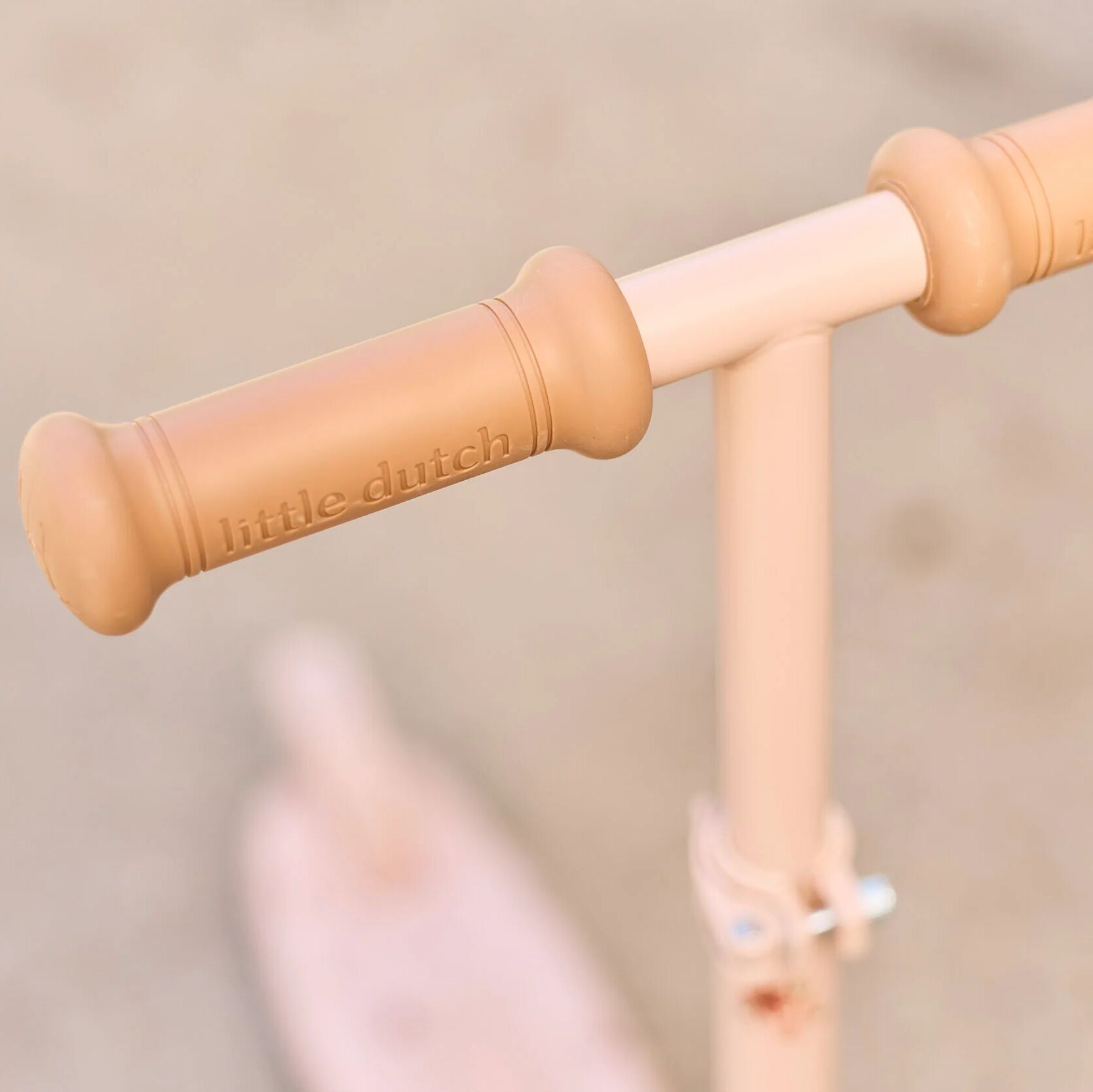 Trottinette 3 roues Little Dutch rose en situation d'usage