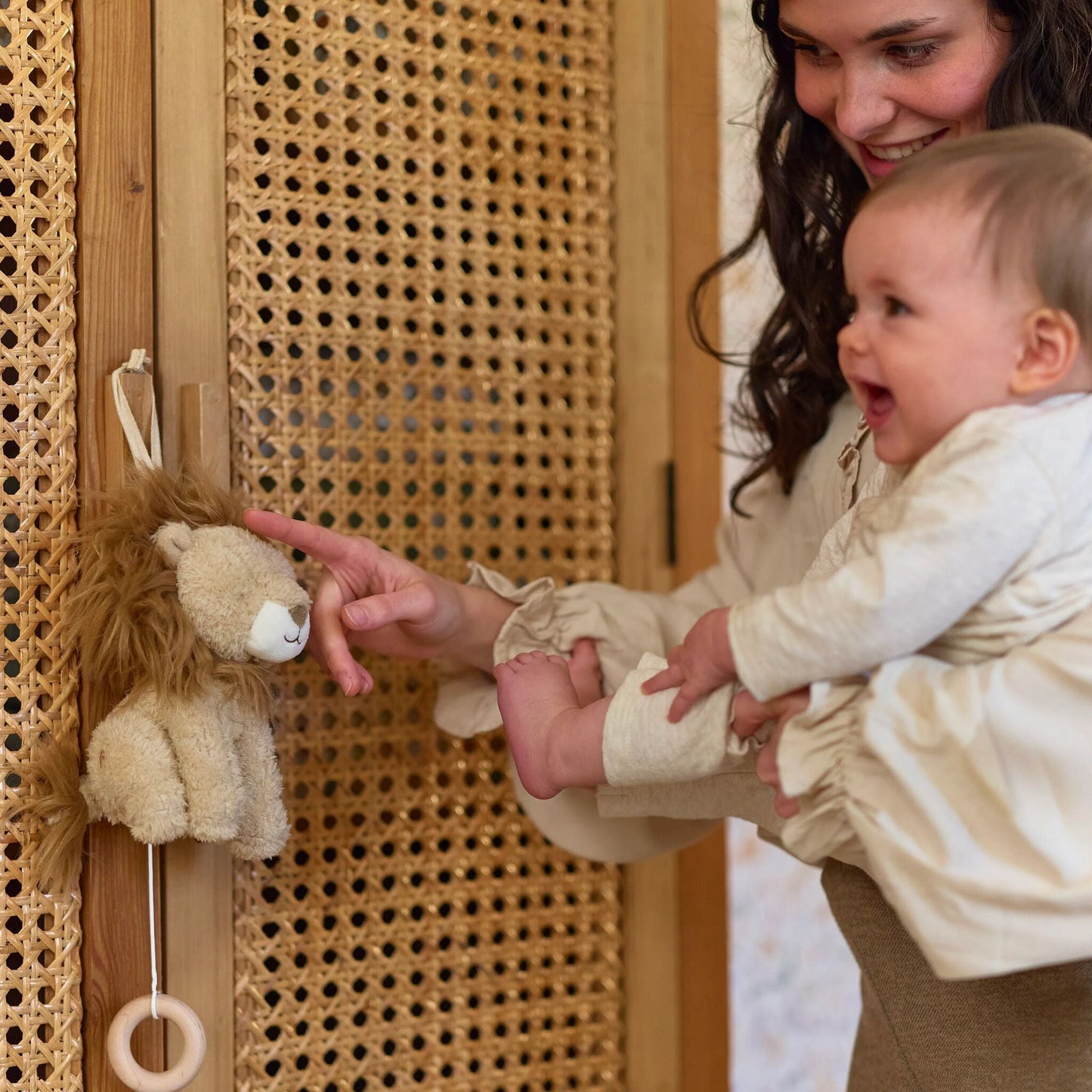 Bébé avec la boîte à musique Lion Little Dutch