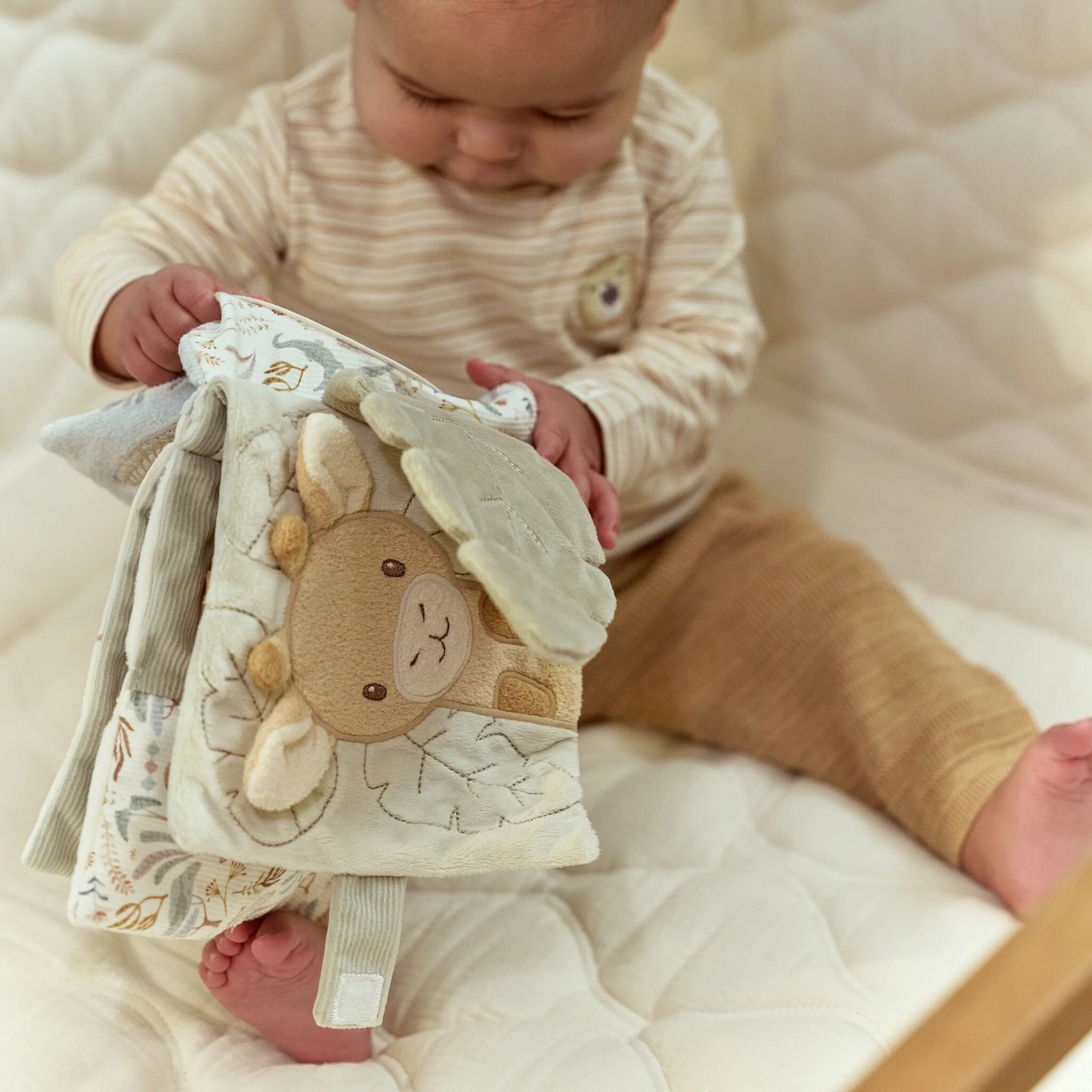 Livre tissu d'activités Safari Friends manipulé par un bébé