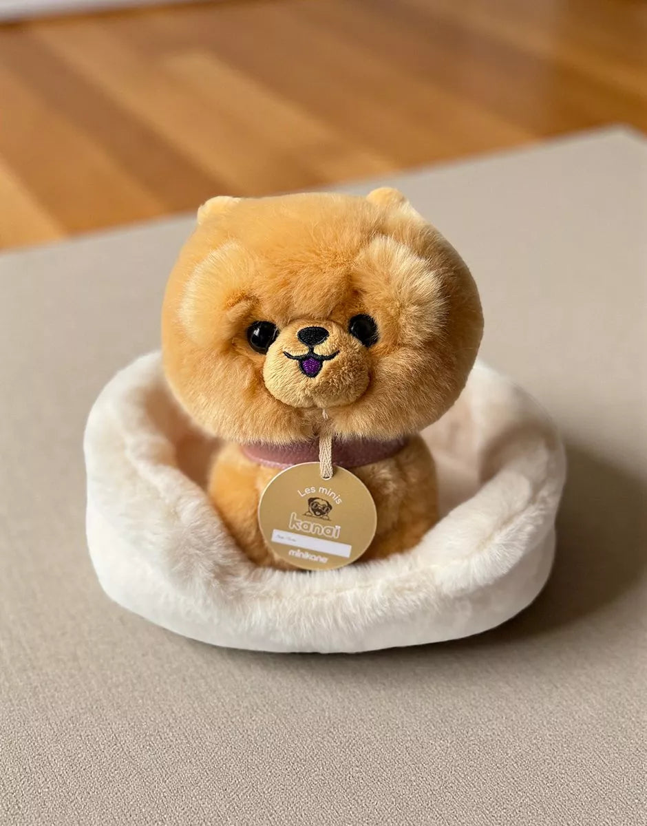 Loki, chien en peluche de 18cm avec collier et son panier en fausse fourrure écru