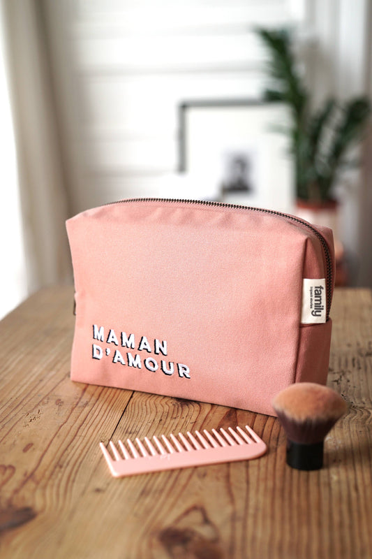 Family Impact Stories - TROUSSE DE TOILETTE MAMAN D’AMOUR ROSE