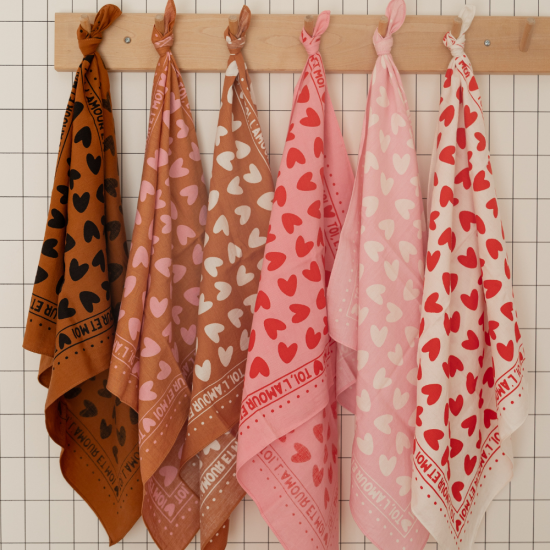 Foulard coeurs 55 cm