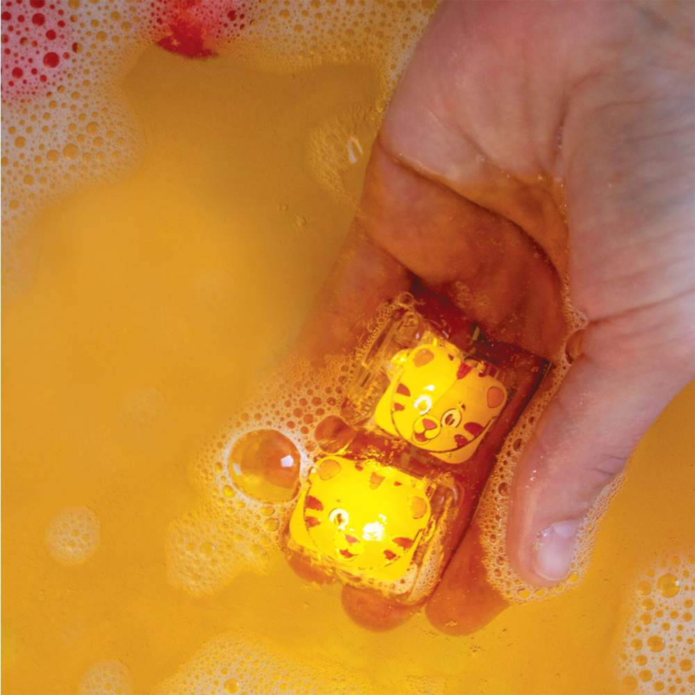 Personnage Daniel le tigre et 2 cubes lumineux