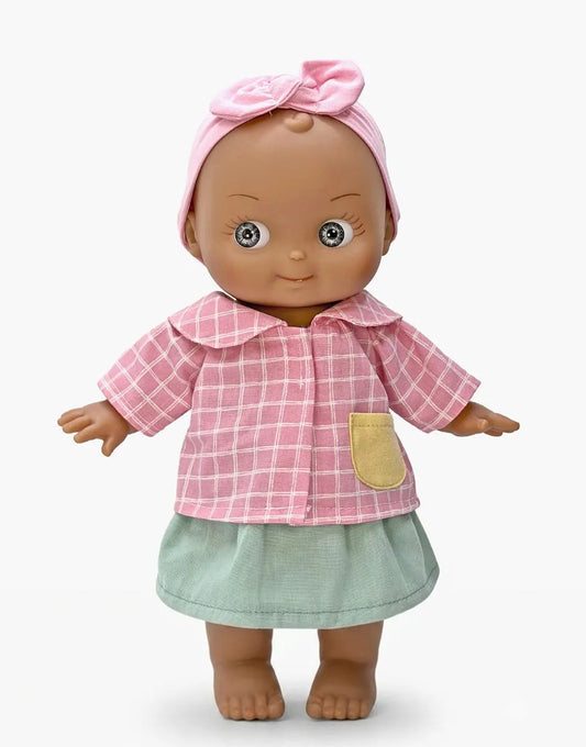 Maïa à l’école et son ensemble à carreaux rose