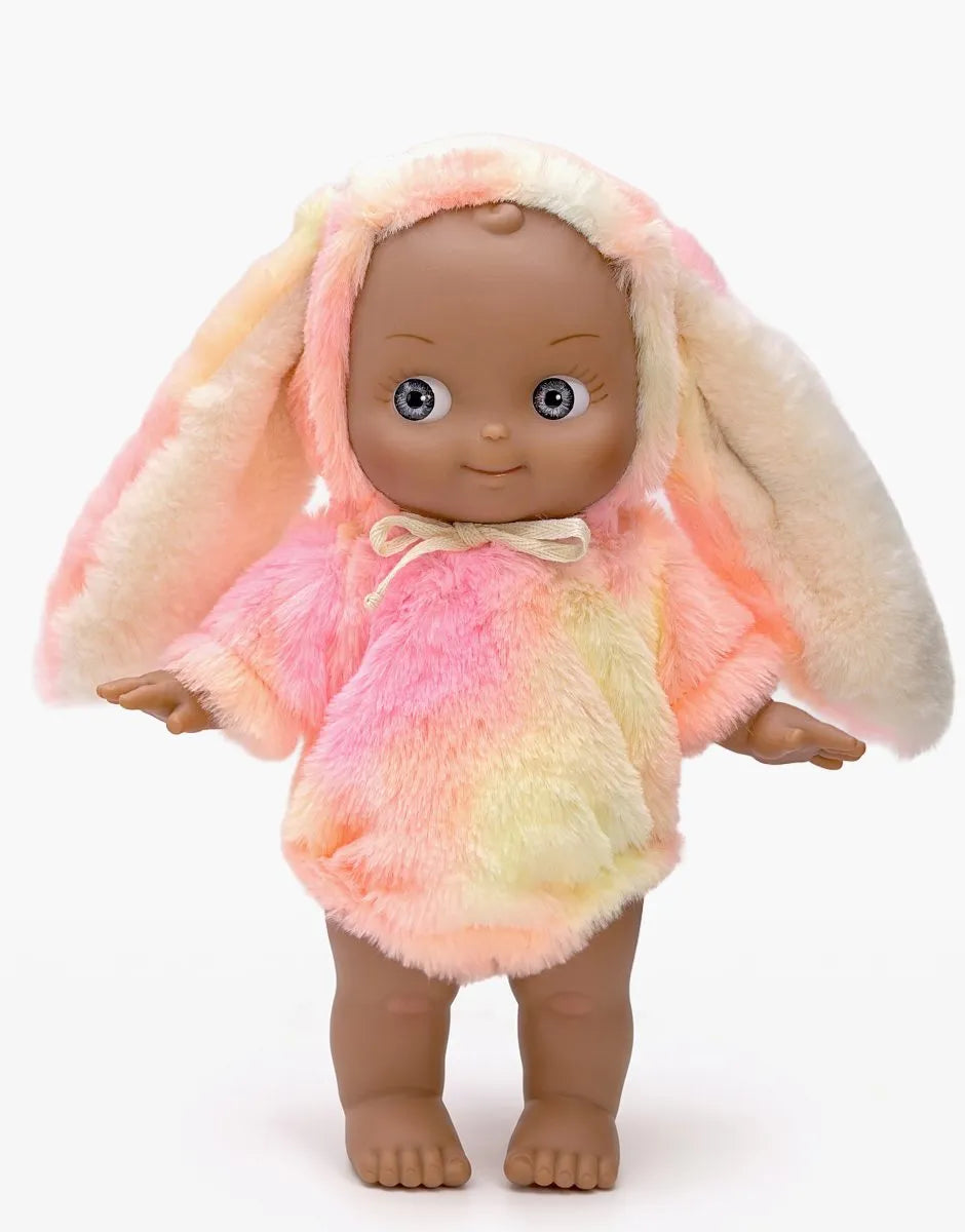 Maïa en Fantasia et sa tenue de lapin arc-en-ciel rose