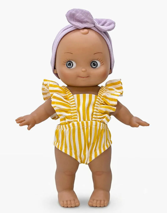 Maïa à la plage et sa tenue rayée jaune