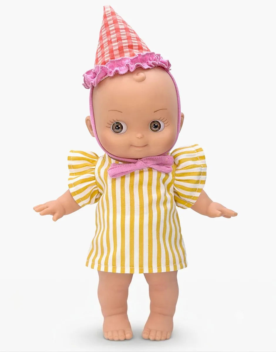 Ninon à l’école et sa tenue d’anniversaire rayée jaune