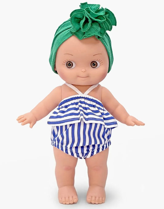 Ninon à la plage et sa tenue rayée bleu