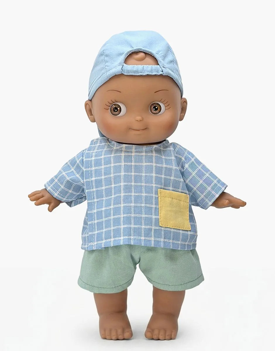Noah à l’école et son ensemble à carreaux bleu