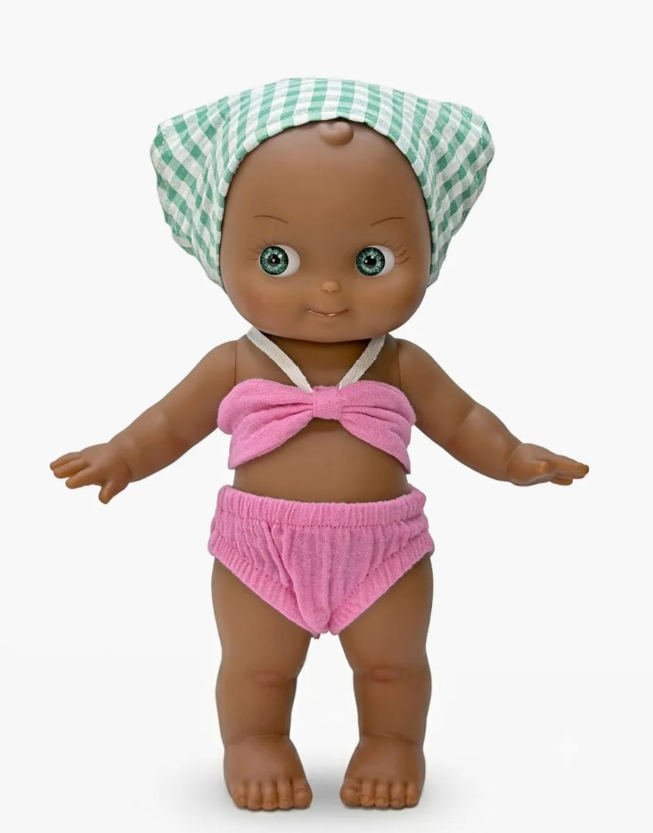 Prunelle à la plage et sa tenue rose bonbon