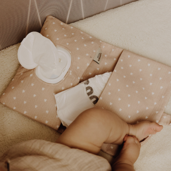 Range couche gaze beige petits coeurs