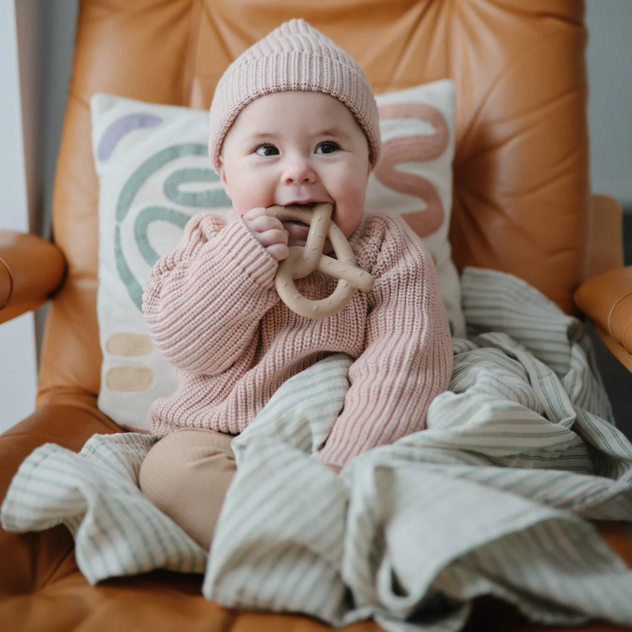 Anneau de dentition en forme de bretzel
